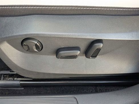 Used 2025 Volkswagen Taos SE image 21