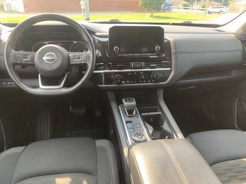 Used 2025 Nissan Pathfinder SV AWD/4WD image 17
