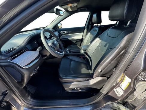 Used 2023 Jeep Compass Latitude image 9