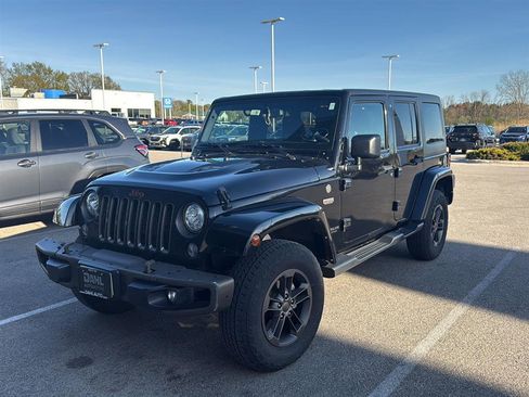 Used 2017 Jeep Wrangler Unlimited Sahara AWD/4WD image 4