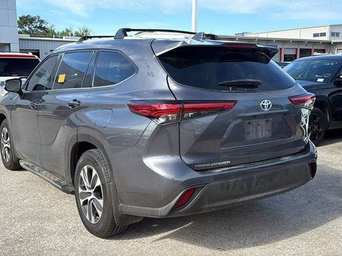 Used 2022 Toyota Highlander XLE FWD image 4