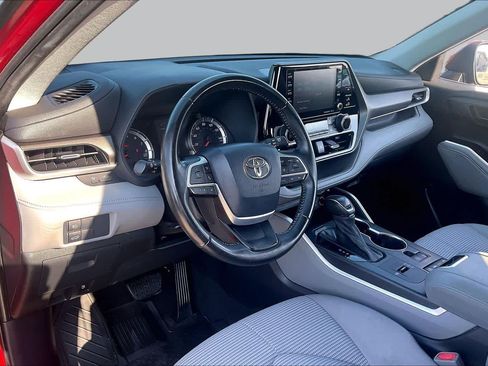 Used 2022 Toyota Highlander LE FWD image 15