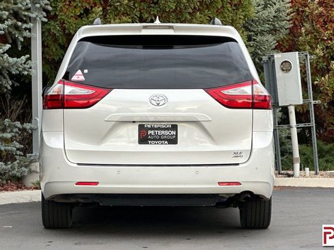 Used 2018 Toyota Sienna XLE Premium image 5