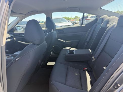 Used 2025 Nissan Altima 2.5 SV FWD image 14