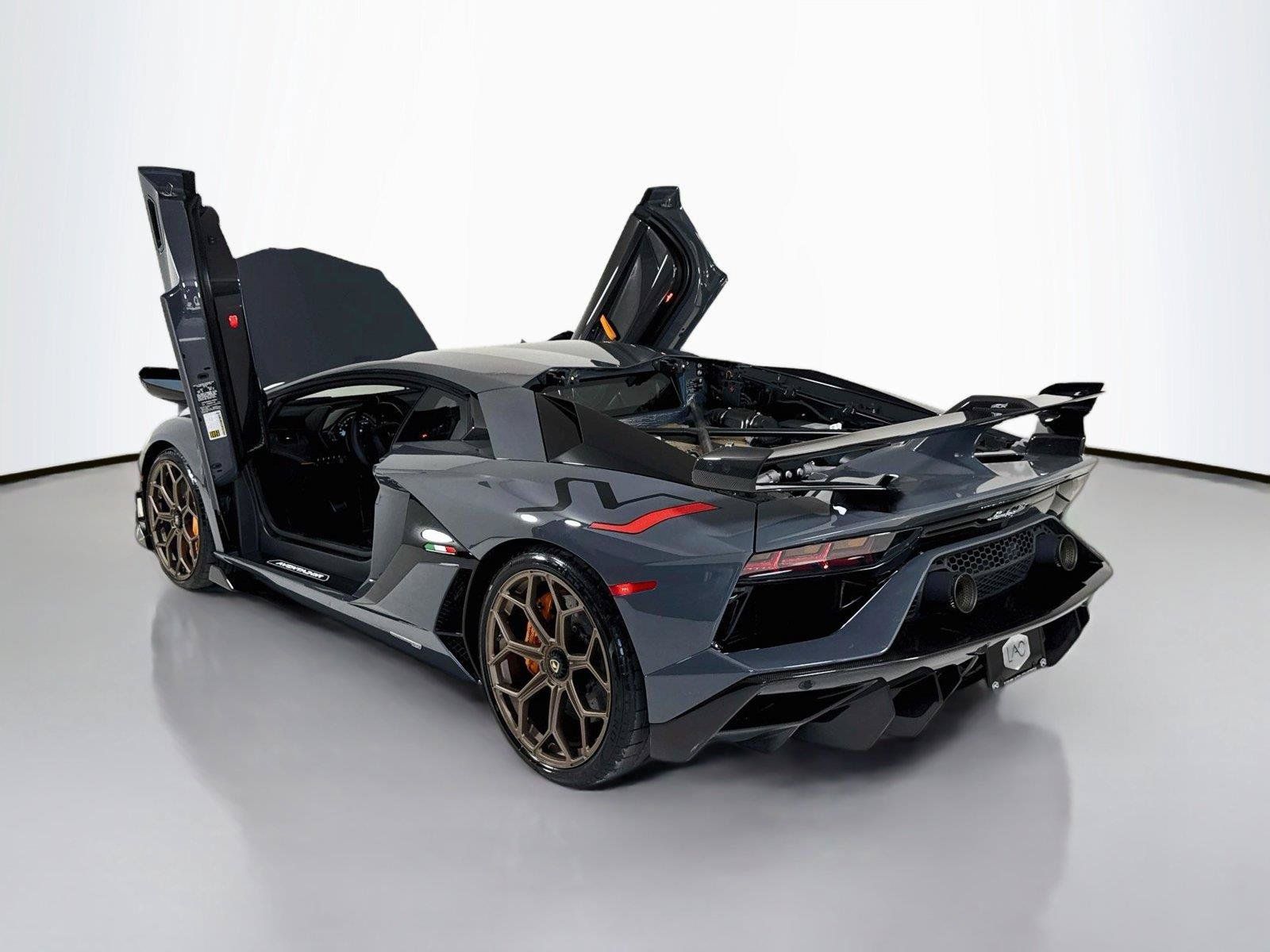 Used 2020 Lamborghini Aventador SVJ AWD/4WD image 40