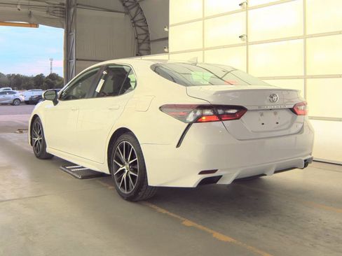 Used 2023 Toyota Camry SE image 3