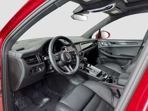 Certified 2025 Porsche Macan image 4