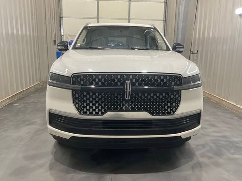 Used 2025 Lincoln Navigator Reserve AWD/4WD image 2