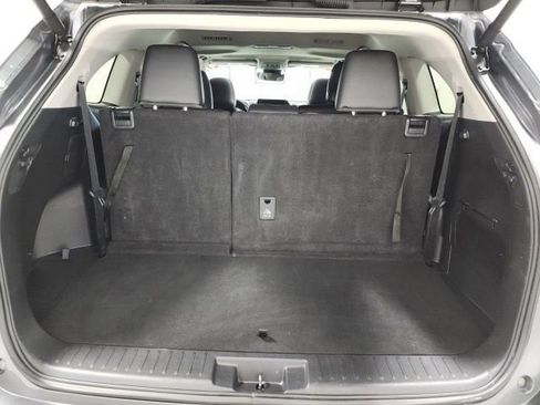 Used 2024 Toyota Highlander XLE FWD image 40