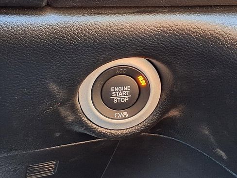 Used 2025 Chrysler Pacifica Select image 27