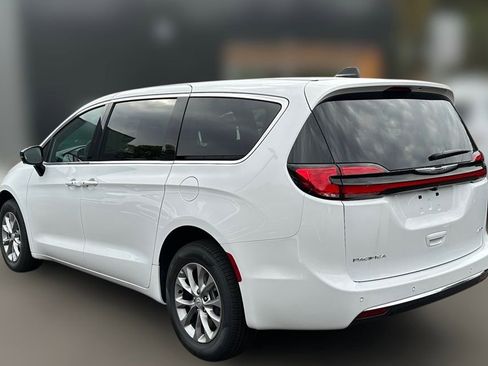 New 2026 Chrysler Pacifica Select AWD/4WD image 32