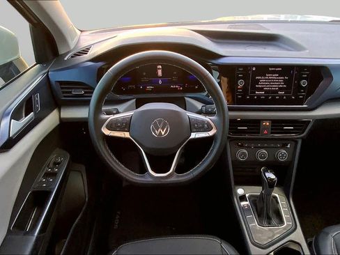 Used 2022 Volkswagen Taos SE FWD image 6
