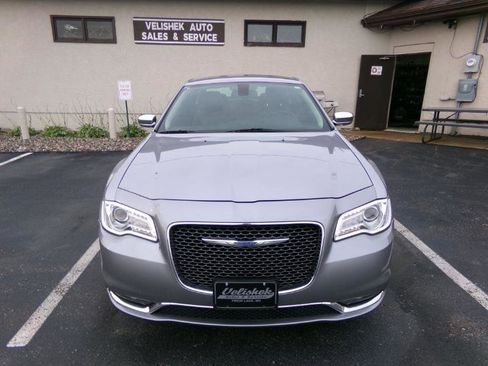 Used 2018 Chrysler 300 Limited image 8