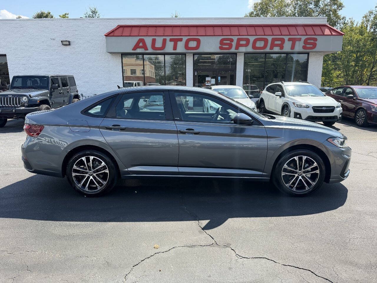 Used 2025 Volkswagen Jetta Sport FWD image 4