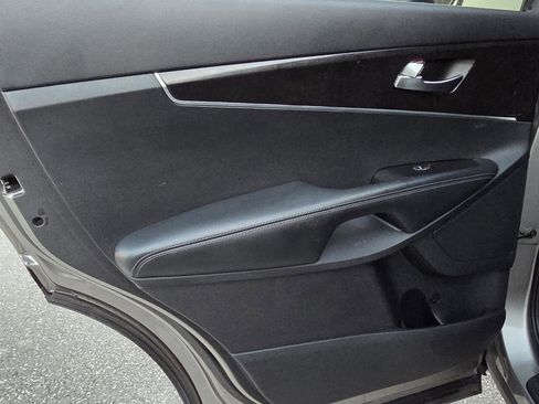 Used 2017 Kia Sorento L image 9