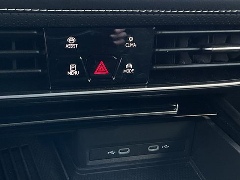 Used 2025 Volkswagen Atlas Cross Sport SE image 32