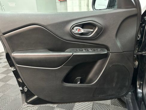 Used 2019 Jeep Cherokee Trailhawk AWD/4WD image 17