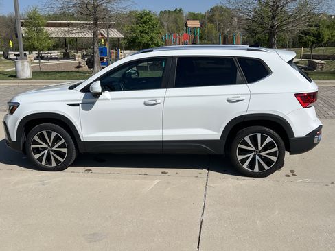 Certified 2023 Volkswagen Taos SE w/ Panoramic Sunroof Package image 7