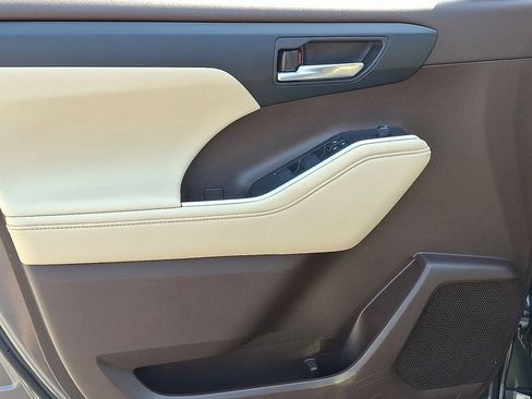 Used 2021 Toyota Highlander XLE image 14