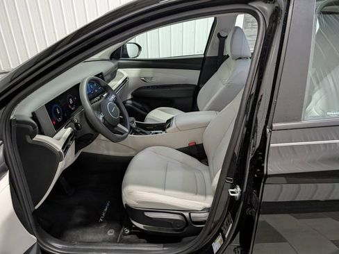 Used 2025 Hyundai Tucson SE image 14