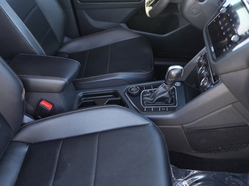 Used 2021 Volkswagen Tiguan SE w/ Panoramic Sunroof Package image 18