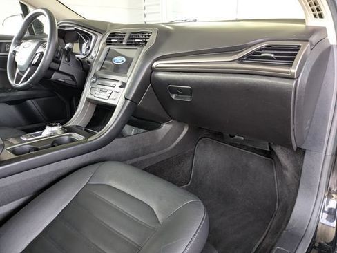 Used 2017 Ford Fusion SE w/ Fusion SE Technology Package FWD image 27
