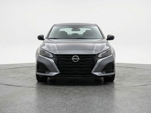 Used 2025 Nissan Altima 2.5 SV FWD image 2