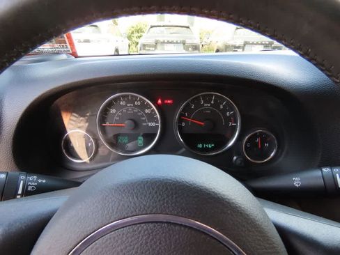 Used 2015 Jeep Wrangler Rubicon w/ Power Convenience Group image 21