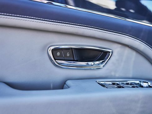 Used 2025 Bentley Bentayga Extended Wheelbase AWD/4WD image 32