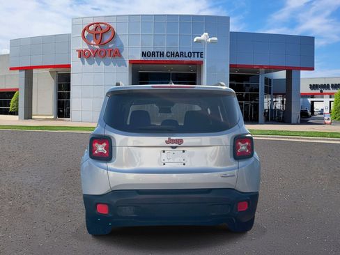 Used 2017 Jeep Renegade Latitude FWD image 5