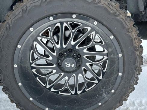 Used 2017 Nissan Titan SL w/ Chrome Package image 11