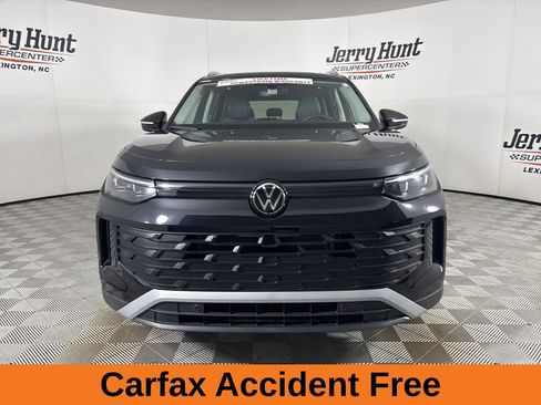 Used 2025 Volkswagen Tiguan SE AWD/4WD image 3