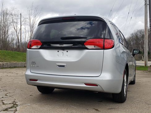 Used 2023 Chrysler Voyager LX FWD image 3