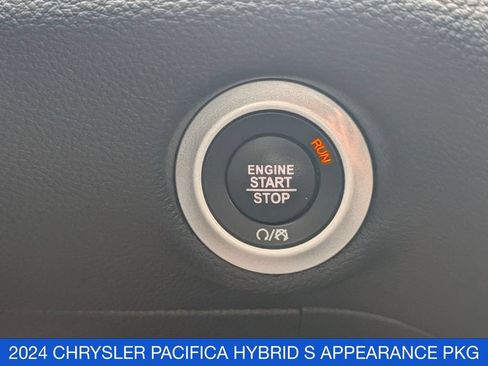 Used 2024 Chrysler Pacifica Limited FWD image 27