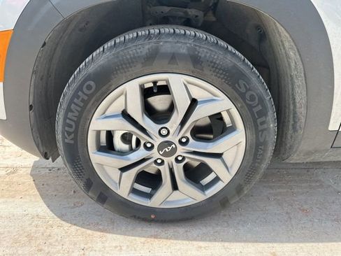 Used 2024 Kia Seltos LX image 2