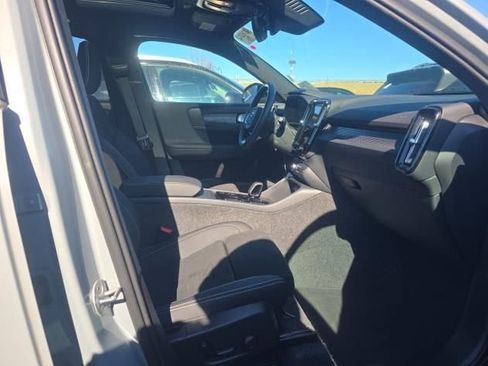 Used 2025 Volvo XC40 B5 Plus image 8
