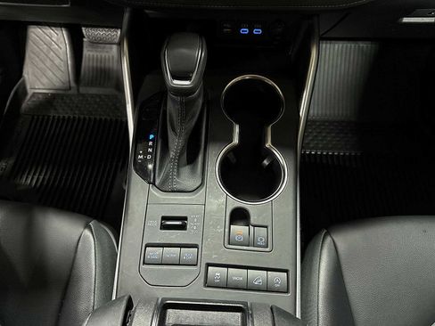 Used 2022 Toyota Highlander XLE AWD/4WD image 32
