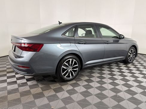 Used 2025 Volkswagen Jetta SE image 6