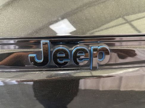 Used 2023 Jeep Grand Cherokee Summit AWD/4WD image 6