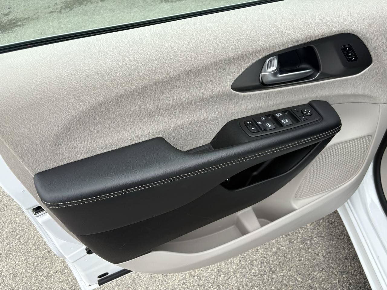 Used 2024 Chrysler Pacifica Limited FWD image 13
