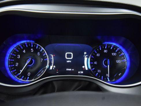 Used 2023 Chrysler Pacifica Touring FWD image 19