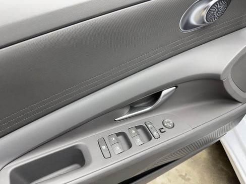 Used 2025 Hyundai Elantra SE image 11