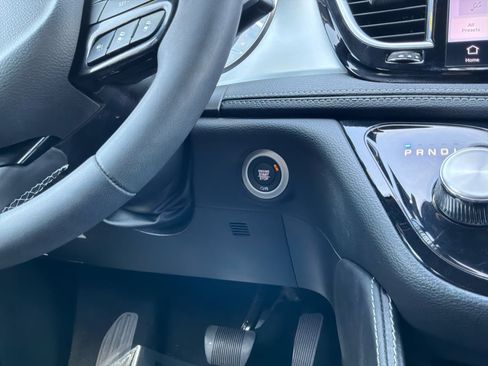 Used 2025 Chrysler Pacifica Premium FWD image 17