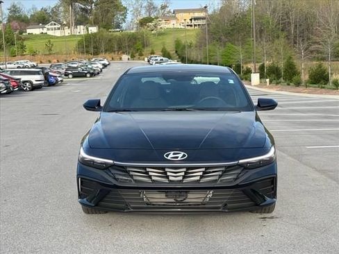 Certified 2025 Hyundai Elantra SEL FWD image 4