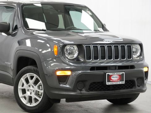 Used 2023 Jeep Renegade Latitude AWD/4WD image 3