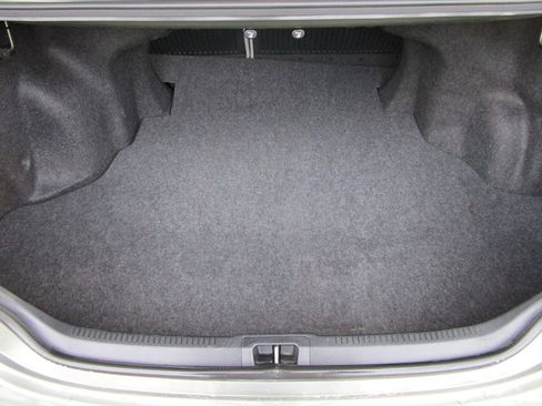 Used 2012 Toyota Camry L image 12