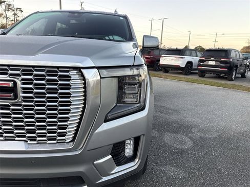 Used 2023 GMC Yukon XL Denali image 7
