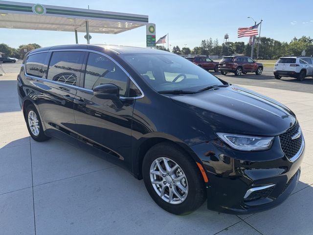 Used 2026 Chrysler Pacifica Select FWD image 1