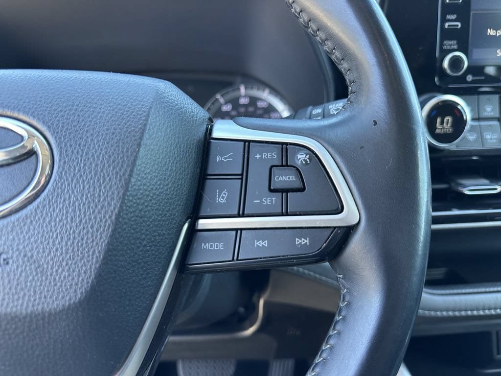 Used 2022 Toyota Highlander LE FWD image 36