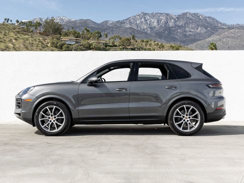 Certified 2025 Porsche Cayenne image 2